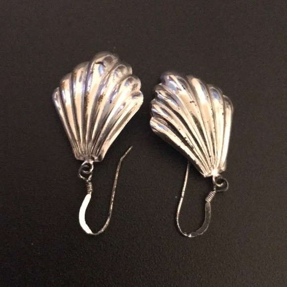 Silver shell Wire earrings Ribbed Tarnish resistant - Picture 8 of 9